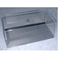 1 transparante vitrine + zwarte voet schaal 1:18 105x333x155 mm. 